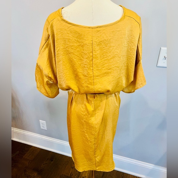 Mustard color oversized dress. Never worn. - Picture 3 of 4